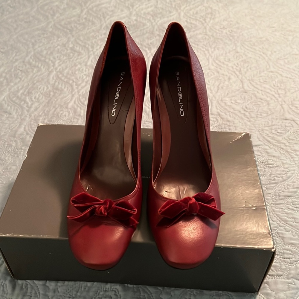 Bandolino Deep red leather 9 1/2 pumps new never worn